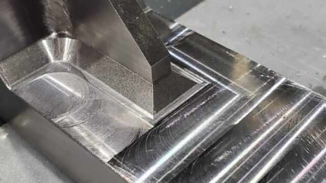 溶接部品をマシニングセンタで削り出し 金属加工の工具や工作機械紹介します